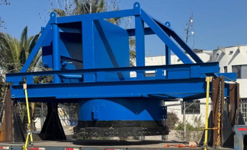 Estructura de celda de flotación reparada y pintada sobre transporte