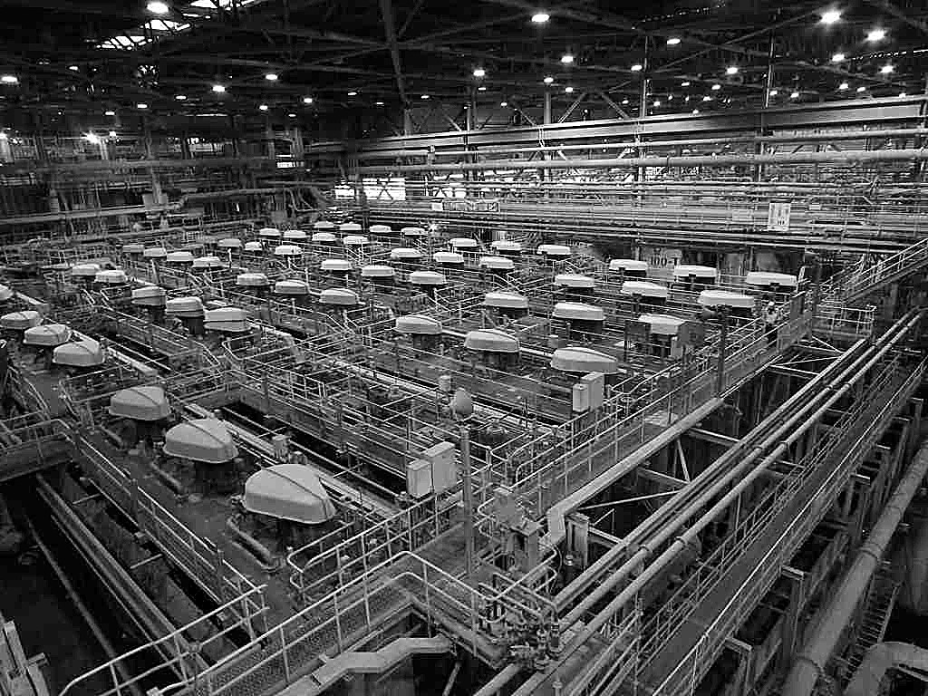 Vista general de planta minera con equipos y estructuras de proceso
