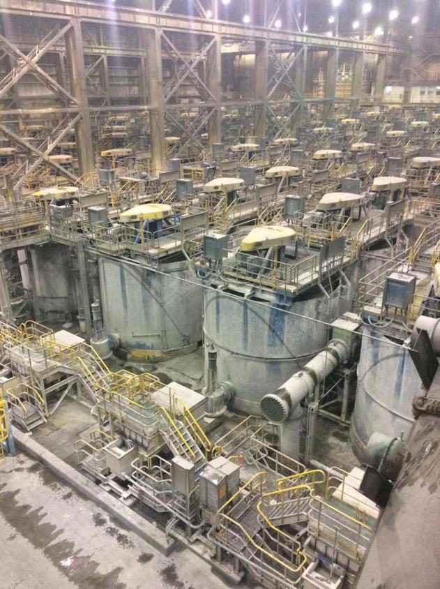 Nave industrial minera con celdas y equipos de proceso a gran escala