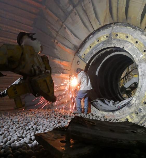 Componente sobre plataforma durante desmontaje en faena